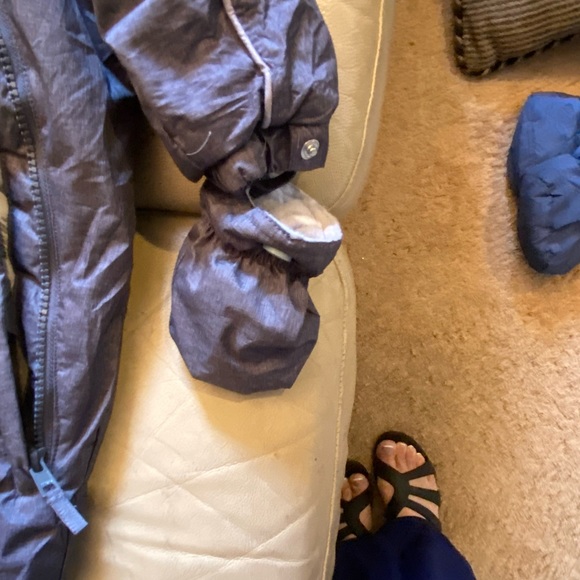 OshKosh Boys Snowsuit - Size 6-9 months - Picture 3 of 4